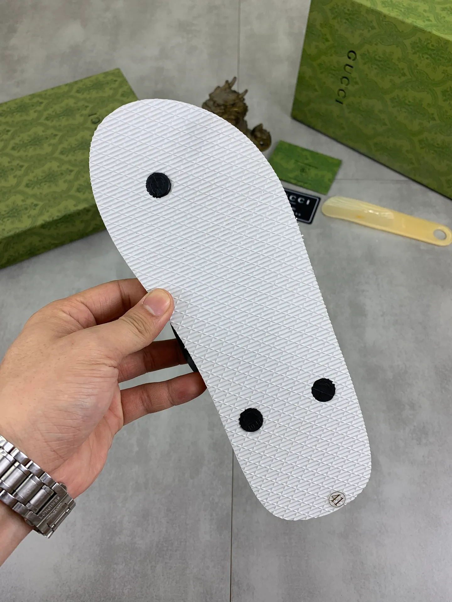 Men's men's shoes 💰P220💰【New style】🆘【GUCCI】Official website's popular Gucci adult couple 🧑‍🤝‍🧑 style, children's flip-flops are on sale at the counter simultaneously! Original fabric imported from Italy. Original bottom provided by the original factory. Size: Adult 36-45. Children’s size: 30-37. Multiple colors available.